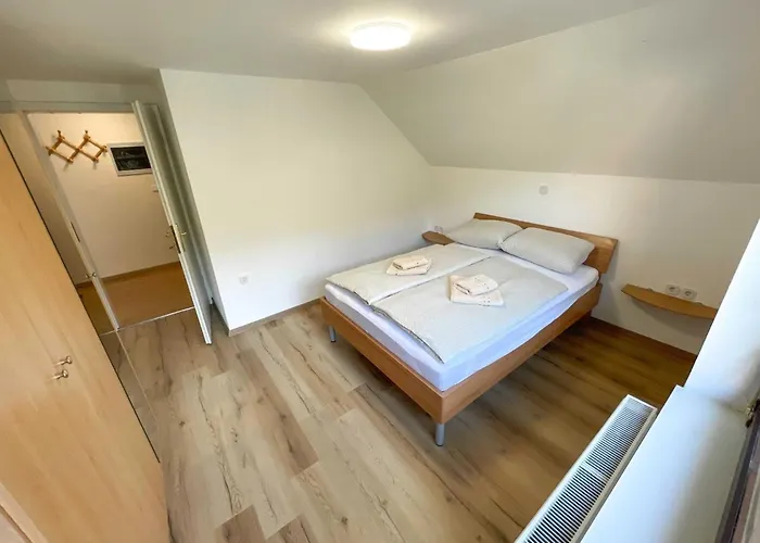 Two Bedroom With Balcony And Mountain View פרדבור